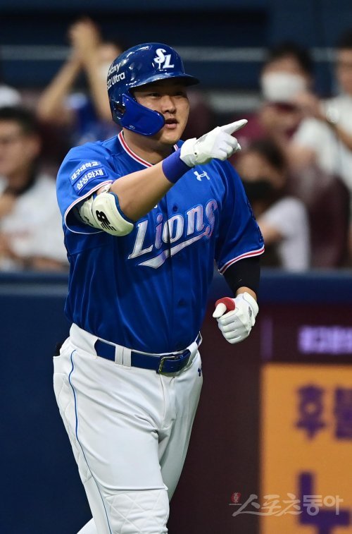 24일 서울 고척스카이돔에서 열린 ‘2022 신한은행 SOL KBO리그’ 키움 히어로즈와 삼성 라이온즈의 경기에서 5회초 2사 2루 삼성 오재일이 좌월 2점 홈런을 친 후 더그아웃을 향해 손짓하고 있다. 고척 | 주현희 기자 teth1147@donga.com