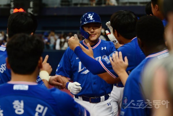 24일 서울 고척스카이돔에서 열린 ‘2022 신한은행 SOL KBO리그’ 키움 히어로즈와 삼성 라이온즈의 경기에서 5회초 2사 2루 삼성 오재일이 좌월 2점 홈런을 친 후 더그아웃 앞에서 동료들의 축하를 받고 있다. 고척 | 주현희 기자 teth1147@donga.com