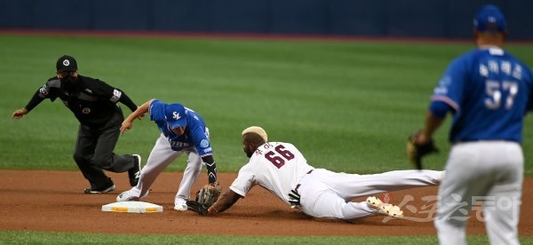 22일 고척스카돔에서 ‘2022 신한은행 MY CAR KBO리그‘ 삼성 라이온즈와 키움 히어로즈 경기가 열렸다. 6회말 무사 키움 푸이그가 좌전 안타를 치고 2루까지 달렸으나 아웃되고 있다. 고척 | 김종원 기자 won@donga.com
