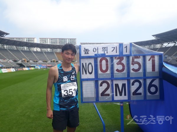 최진우(울산스포츠과학고2)는 25일 울산종합운동장 육상경기장에서 열린 제43회 전국시?도대항육상경기대회 높이뛰기 남고부에서 2m23을 뛰며 대회 기록 경신과 함께 우승했다. 이번 기록은 동나이대 우상혁과 이진택 대구교대 교수를 뛰어넘은 쾌거라 육상계의 이목을 끌고 있다. 울산 I 권재민 기자 jmart220@donga.com