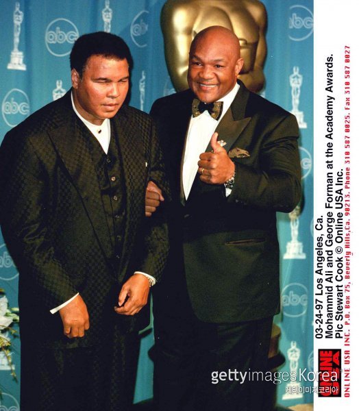 무하마드 알리와 조지 포먼. 1997년 촬영. 사진=게티이미지코리아.