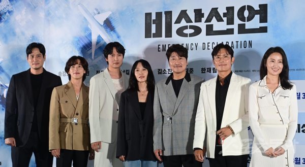 ‘어벤져스급’ 배우 박해준, 임시완, 김남길, 전도연, 송강호, 이병헌, 김소진(왼쪽부터)이 25일 서울 강남구 삼성동 메가박스 
코엑스점에서 열린 영화 ‘비상선언’ 언론시사회에 참석해 포즈를 취하고 있다. 주현희 기자 teth1147@donga.com