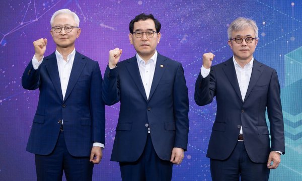 경계현 삼성전자 대표, 이창양 산업통상자원부 장관, 최시영 삼성전자 파운드리사업부 사장(왼쪽부터). 사진제공|삼성전자
