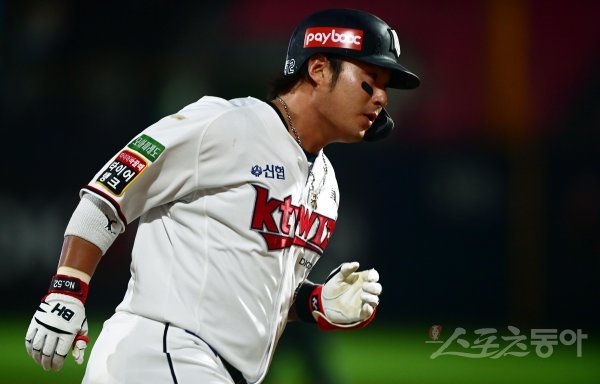 26일 경기도 수원KT위즈파크에서 열린 ‘2022 신한은행 SOL KBO리그’ KT 위즈와 키움 히어로즈의 경기에서 5회말 무사 1루 KT 박병호가 중월 2점 홈런을 친 후 그라운드를 돌고 있다. 수원 | 주현희 기자 teth1147@donga.com