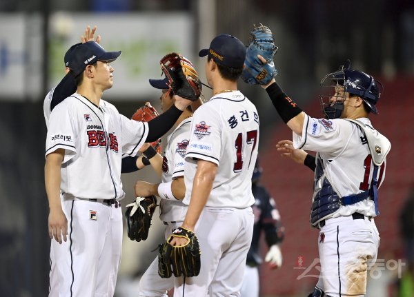 26일 서울 잠실야구장에서 ‘2022 신한은행 MY CAR KBO리그’ SSG 롯데 자이언츠와 두산 베어스 경기가 열렸다. 6-1 승리를 거두며 2연패에서 탈출한 두산 선수들이 하이파이브 하고 있다. 잠실 | 김종원 기자 won@donga.com