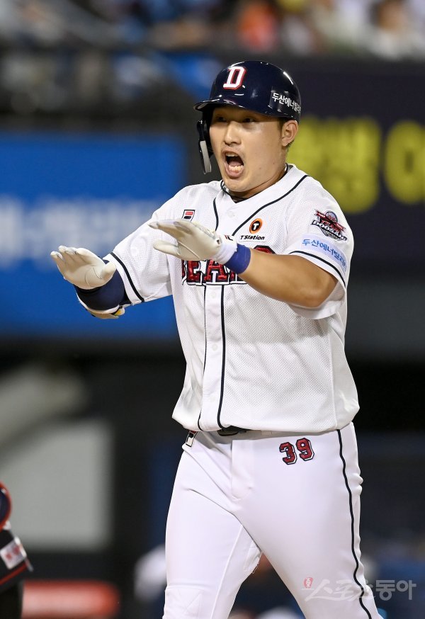 27일 서울 잠실야구장에서 ‘2022 신한은행 MY CAR KBO리그’ SSG 롯데 자이언츠와 두산 베어스 경기가 열렸다. 6회말 2사 2,3루 두산 김인태가 역전 우월 스리런 홈런을 날리고 그라운드를 돌아 홈인해 하이파이브 하고 있다. 잠실 | 김종원 기자 won@donga.com