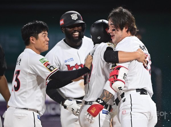 27일 경기도 수원KT위즈파크에서 열린 ‘2022 신한은행 SOL KBO리그’ KT 위즈와 키움 히어로즈의 경기에서 9회말 2사 1루 KT 박병호가 끝내기 중월 투런 홈런을 친 후 동료들과 기쁨을 나누고 있다. 수원 | 주현희 기자 teth1147@donga.com