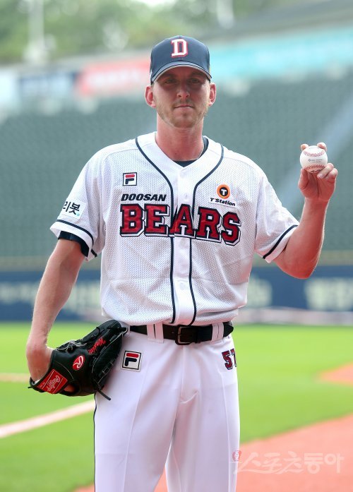 28일 서울 잠실야구장에서 ‘2022 신한은행 MY CAR KBO리그’ 롯데 자이언츠와 두산 베어스 경기가 열린다. 경기 전 두산 새 외국인 투수 브랜든 와델이 포토타임을 갖고 있다. 잠실 | 김종원 기자 won@donga.com