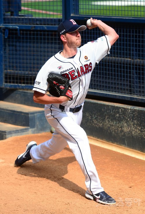 28일 서울 잠실야구장에서 ‘2022 신한은행 MY CAR KBO리그‘ 롯데 자이언츠와 두산 베어스 경기가 열린다. 경기 전 두산 새 외국인 투수 브랜든 와델이 불펜 피칭을 하고 있다. 잠실 | 김종원 기자 won@donga.com