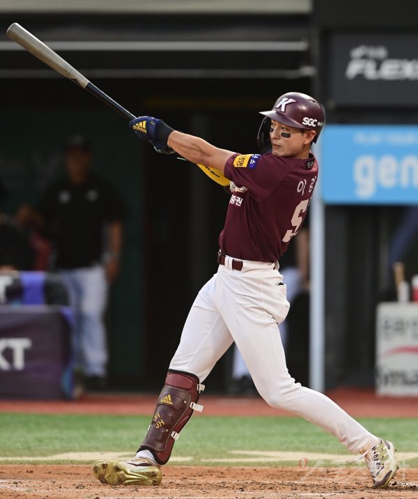 28일 경기도 수원KT위즈파크에서 열린 ‘2022 신한은행 SOL KBO리그’ KT 위즈와 키움 히어로즈의 경기에서 3회초 1사 키움 이정후가 우전 안타를 치며 최소경기, 최연소 1000안타를 달성하고 있다. 수원 | 주현희 기자 teth1147@donga.com