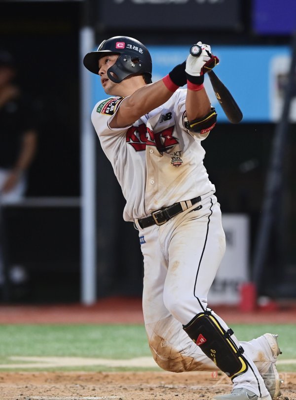 28일 경기도 수원KT위즈파크에서 열린 ‘2022 신한은행 SOL KBO리그’ KT 위즈와 키움 히어로즈의 경기에서 4회말 2사 1루 KT 문상철이 좌월 2점 홈런을 치고 있다. 수원 | 주현희 기자 teth1147@donga.com