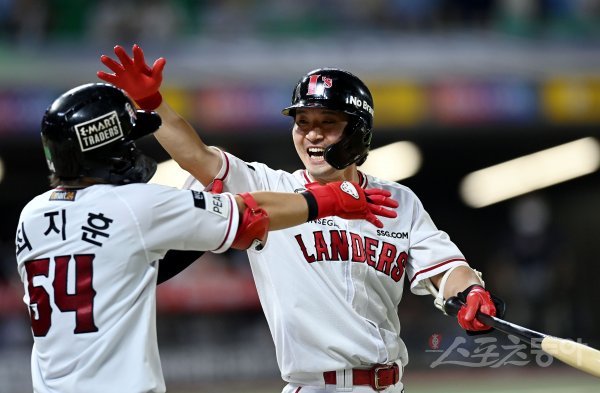 28일 인천 SSG 랜더스필드에서 ‘2022 신한은행 SOL KBO리그’ SSG 랜더스와 LG 트윈스의 경기가 열렸다. 9회말 무사 만루에서 SSG 김성현이 끝내기 희생플라이를 날린 후 동료와 기쁨을 나누고 있다. 인천 | 김민성 기자 marineboy@donga.com