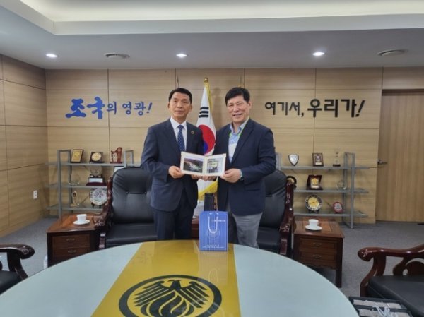 허구연 KBO 총재(사진 오른쪽)와 국군체육부대 김동열 부대장. 사진=한국야구위원회