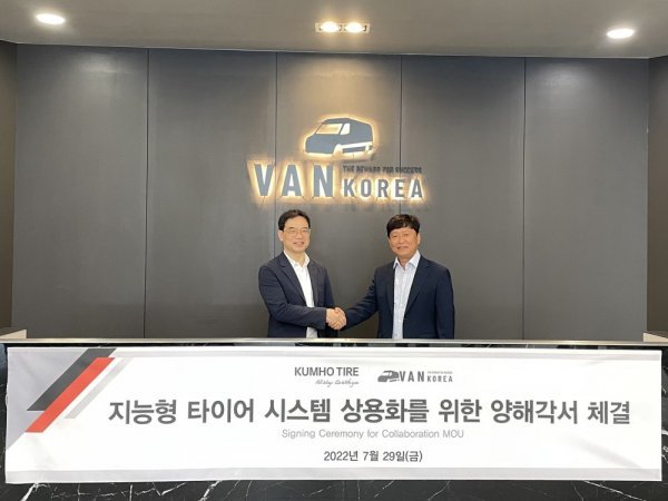금호타이어와 밴코리아가 ‘타이어 토탈 솔루션’ 상용화 추진을 위한 상호협력 양해각서를 체결했다. 마상문 금호타이어 전략기획담당 상무, 정무열 밴코리아 사장(왼쪽부터)이 기념 촬영을 하고 있다. 사진제공|금호타이어