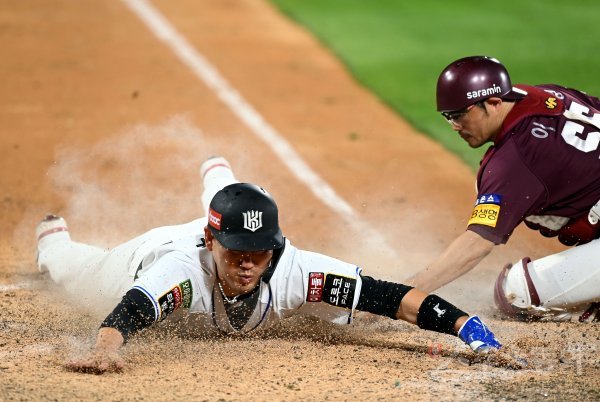 16일 경기도 수원 kt위즈파크에서 ‘2022 신한은행 SOL KBO리그‘ kt 위즈와 키움 히어로즈의 경기가 열렸다. 9회말 1사 1, 3루에서 끝내기 희생플라이 때 kt 3루 주자 장성우가 득점을 올리고 있다. 수원 | 김민성 기자 marineboy@donga.com