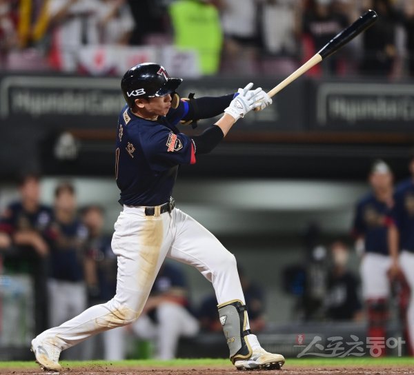 17일 광주기아챔피언스필드에서 열린 ‘2022 신한은행 SOL KBO리그’ KIA 타이거즈와 SSG 랜더스의 경기에서 8회말 1사 2루 KIA 박찬호가 중전 적시타를 치고 있다. 광주 | 주현희 기자 teth1147@donga.com