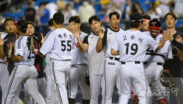 17일 서울 잠실야구장에서 ‘2022 신한은행 MY CAR KBO리그‘ 삼성 라이온즈와 LG 트윈스 경기가 열렸다. 11-7 승리를 거두며 2연승을 달린 LG 선수들이 하이파이브 하고 있다. 잠실 | 김종원 기자 won@donga.com