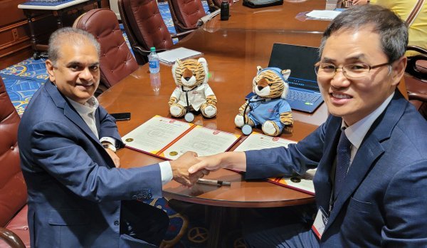 7월 미국 센트럴 플로리다대학병원 세계로봇수술연구소(GRI)에서 진행한 업무협약식의 고려대 안암병원 비뇨의학과장 강성구 교수(오른쪽)와 GRI소장 비풀 파텔 교수. 사진제공|고려대의료원