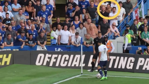 손흥민이 지난 15일(한국시간) 열린 토트넘과 첼시의 경기에서 후반 코너킥을 차러 이동할 때 일부 첼시 홈팬들이 손흥민을 향해 인종차별 행위(노란선)를 했다. 사진출처 온라인 커뮤니티