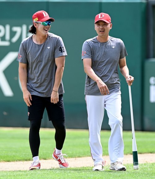 SSG 김원형 감독(오른쪽)이 문승원과 이야기를 나누고 있다. 스포츠동아DB