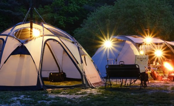 블랙야크 필드 시리즈의 필드 돔쉘터(왼쪽)와 필드 터널 텐트. 사진제공|블랙야크