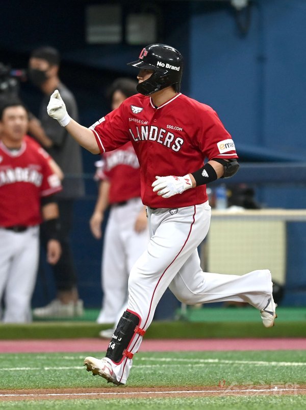 21일 서울 고척스카이돔에서 ‘2022 신한은행 MY CAR KBO리그’ SSG 랜더스와 키움 히어로즈 경기가 열렸다. 8회초 1사 SSG 최정이 중월 솔로 홈런을 날리고 그라운드를 돌며 하이파이브 하고 있다. 고척 | 김종원 기자 won@donga.com