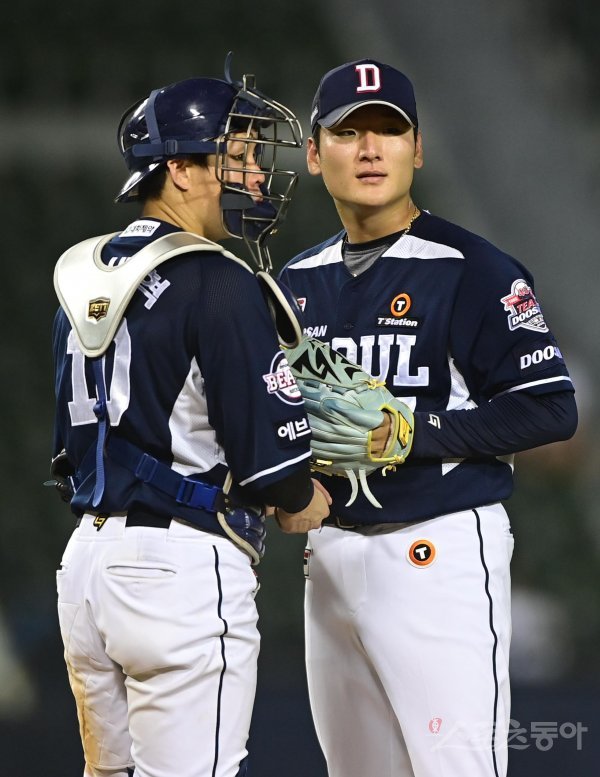 21일 서울 잠실야구장에서 열린 ‘2022 신한은행 SOL KBO리그’ LG 트윈스와 두산 베어스의 경기에서 7회말 1사 1, 2루 상황에서 두산 곽빈이 마운드를 내려가기 전 포수와 이야기를 하고 있다. 잠실 | 주현희 기자 teth1147@donga.com