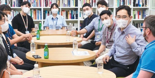 19일 삼성전자 화성캠퍼스에서 임직원들과 간담회를 갖고 이야기를 나누는 이재용 부회장(오른쪽에서 두 번째). 사진제공｜삼성전자