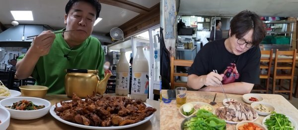 백종원(왼쪽), 성시경 등 미식가로 소문난 스타들이 기획하고 참여한 음식 관련 유튜브 콘텐츠가 인기를 끌고 있다. 사진제공｜유튜브 채널 ‘성시경’·‘백종원의 요리비책’ 영상 캡처