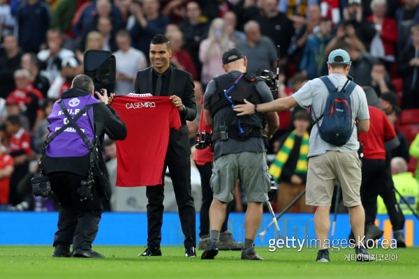카세미루가 맨유 홈팬들에게 자신의 유니폼을 들어보이며 인사하고 있다. 사진=게티이미지코리아.