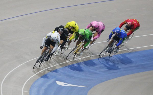 광명스피돔에서 코너를 돌며 치열한 자리다툼을 하는 선수들. 경륜의 주요 훈련지별로 지향하는 주요 전략이 선행, 마크추입 등 달라 팀 색깔을 분석하는 것이 중요하다. 사진제공|국민체육진흥공단