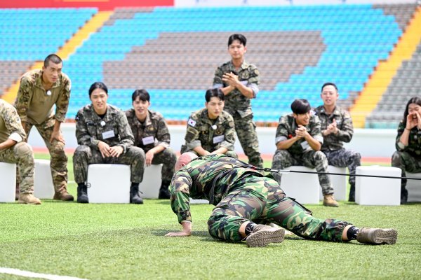 군복을 입은 채 체력 테스트를 받고 있는 출연자들. 사진제공 | 채널A