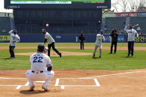 창단 40주년을 맞이한 두산은 올해 과거와 현재를 아우르는 다양한 이벤트로 팬들의 마음을 사로잡았다. 두산을 대표하는 4인의 레전드 박철순, 김형석, 홍성흔, 더스틴 니퍼트(왼쪽부터)는 4월 2일 잠실구장에서 열린 개막전에 특별 시구자로 나섰다. 사진제공|두산 베어스