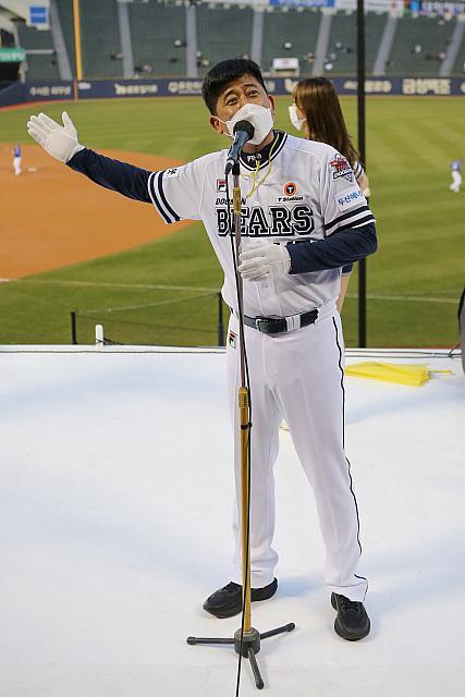 1998∼2002년, 2004∼2007년 두산 팬들과 호흡한 송창훈 응원단장이 4월 5일 잠실 삼성전에 일일 응원단장으로 나선 모습. 사진제공 | 두산 베어스