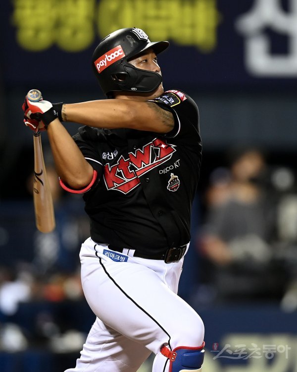 23일 서울 잠실야구장에서 ‘2022 신한은행 SOL KBO리그’ 두산 베어스와 kt 위즈의 경기가 열렸다. 연장 11회초 무사 1루에서 kt 강백호가 1타점 2루타를 날리고 있다. 잠실 | 김민성 기자 marineboy@donga.com