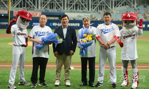 23일 서울 고척스카이돔에서 ‘2022 신한은행 MY CAR KBO리그’ KIA 타이거즈와 키움 히어로즈 경기가 열렸다. ‘야구의 날’을 맞아 김인식 전 감독과 김경문 감독이 공로패를 받고 허구연 KBO총재, 진갑용 코치와 기념촬영을 하고 있다. 고척 | 김종원 기자 won@donga.com