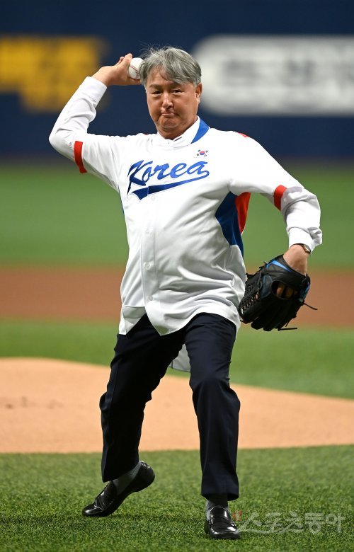 23일 서울 고척스카이돔에서 ‘2022 신한은행 MY CAR KBO리그‘ KIA 타이거즈와 키움 히어로즈 경기가 열렸다. ‘야구의 날‘을 맞아 공로패를 받은 김경문 전 감독이 시구를 하고 있다. 고척 | 김종원 기자 won@donga.com