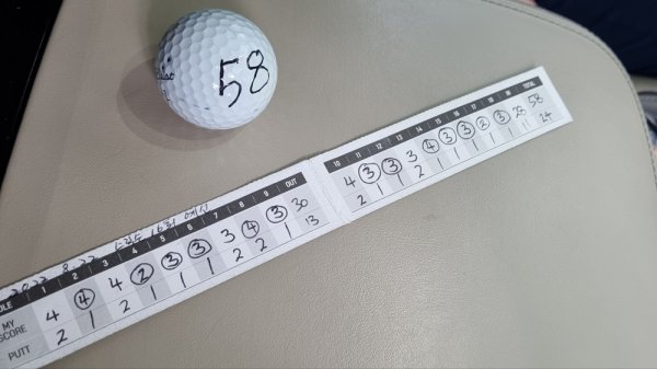 허성훈이 사용한 골프공과 58타가 적힌 스코어카드. 사진제공 | KPGA