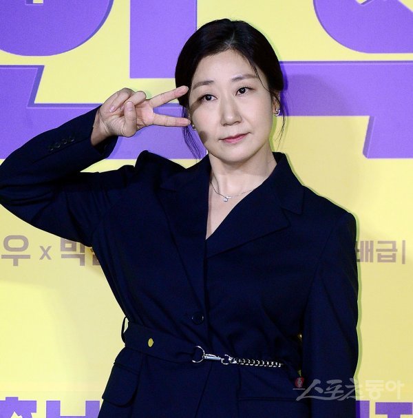 배우 라미란이 24일 영화 ‘정직한 후보2’ 제작보고회에서 손가락으로 브이를 그리며 포즈를 취하고 있다. 김민성 기자 marineboy@donga.com