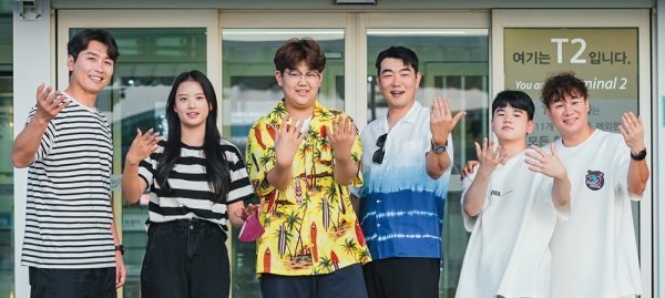 전 축구선수 이동국·재시 부녀, 배우 이종혁·준수 부자, 가수 윤민수·후 부자(왼쪽부터)가 출연하는 tvN스토리 새 예능프로그램 ‘이젠 날 따라와’. 사진제공|tvN스토리