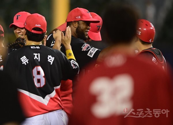 25일 서울 잠실야구장에서 열린 ‘2022 신한은행 SOL KBO리그’ LG 트윈스와 KIA 타이거즈의 경기에서 LG에 1-0으로 승리한 KIA 소크라테스가 동료들과 기쁨을 나누고 있다. 잠실 | 주현희 기자 teth1147@donga.com