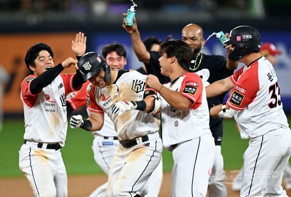 25일 경기도 수원 kt위즈파크에서 ‘2022 신한은행 SOL KBO리그’ kt 위즈와 SSG 랜더스의 경기가 열렸다. 연장 10회말 1사 1, 2루에서 kt 배정대가 끝내기 2루타를 날린 후 동료들과 기쁨을 나누고 있다. 수원 | 김민성 기자 marineboy@donga.com