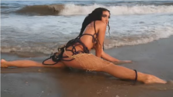 뮤직비디오 중 한 장면.