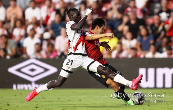 이강인이 왼발 슛으로 시즌 첫 골을 터뜨리고 있다. 사진=게티이미지코리아.