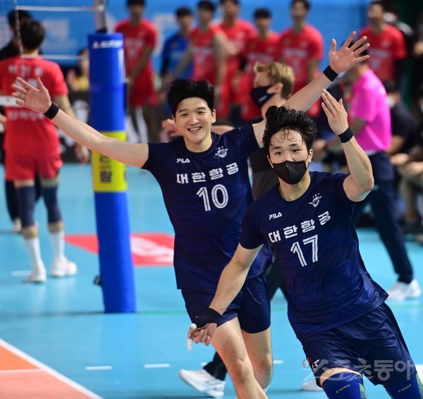 28일 전남 순천 팔마실내체육관에서 열린 ‘2022 순천 도드람컵 프로배구대회’ 남자부 인천 대한항공과 수원 한국전력의 경기에서 세트스코어 3-0으로 승리를 결정지은 득점에 성공한 대한항공 임동혁이 정지석과 세리머니를 하고 있다. 순천 | 주현희 기자 teth1147@donga.com