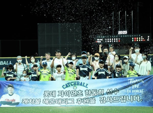 부산 야구 꿈나무를 후원한 롯데 한동희. 사진제공 | 롯데 자이언츠