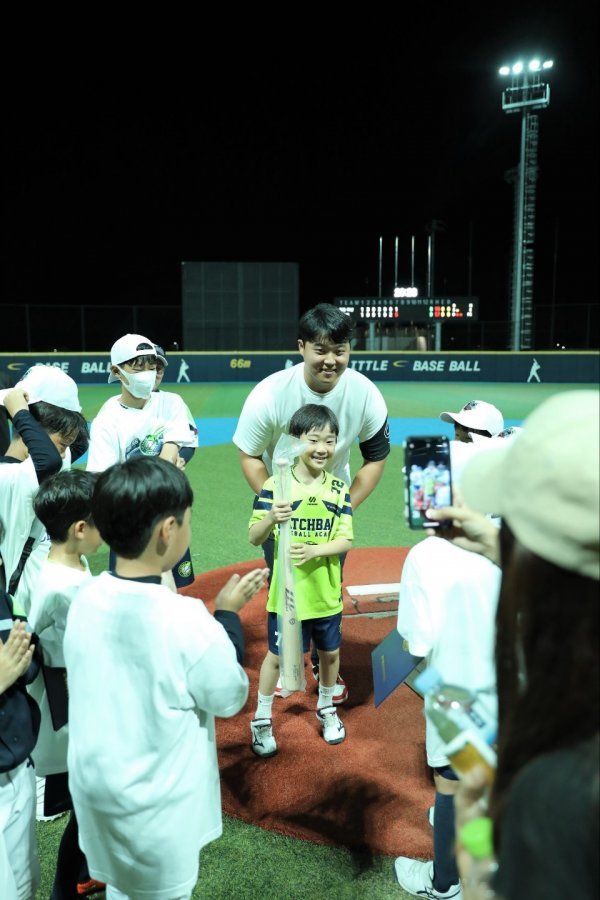 결승전 MVP로 선정된 뒤 한동희의 애장품을 시상 받는 해운대초등학교 문준혁 군. 사진제공 | 롯데 자이언츠