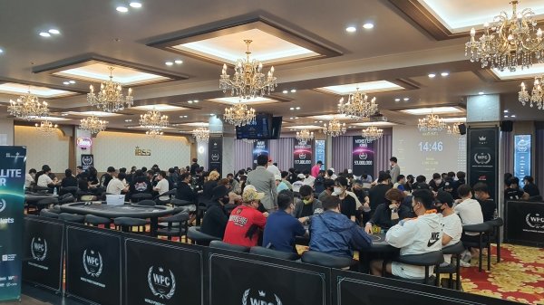 허리우드가 주최하는 WPC(World Poker Championship) 3차대회가 8월 31일부터 9월 4일까지 닷새간 경기
고양시 일산서구에 있는 홀덤전용경기장(IBSS)에서 진행된다. 이번 대회는 전국에서 열린 지역예선을 통해 시드권을 확보한 선수들이
다양한 사이드 경기를 플레이할 수 있도록 마련됐다. 사진은 지난 7월 열린 WPC 2차 대회 모습. 사진제공 | 허리우드