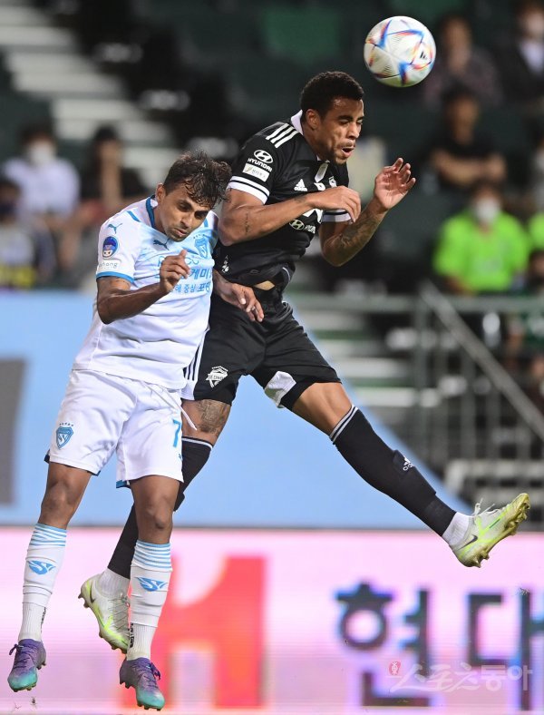 29일 전주월드컵경기장에서 열린 ‘하나원큐 K리그1 2022’ 전북 현대와 포항 스틸러스의 경기에서 전북 구스타보가 헤딩을 하고 있다. 전주 | 주현희 기자 teth1147@donga.com