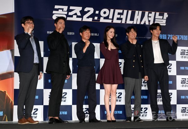 30일 서울 CGV용산에서 열린 영화 ‘공조2 인터내셔날’ 시사회에서 이석훈 감독, 배우 다니엘 헤니, 유해진, 임윤아, 진선규, 현빈이 포토타임을 갖고 있다. 김종원 기자 won@donga.com